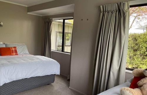 Waimarama House | House, cottage and pool, 2 mins from beach.
