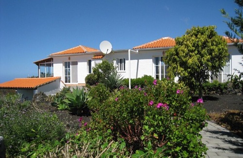 Puerto Naos House | House facing west with a view of the Atlantic and the mountains
