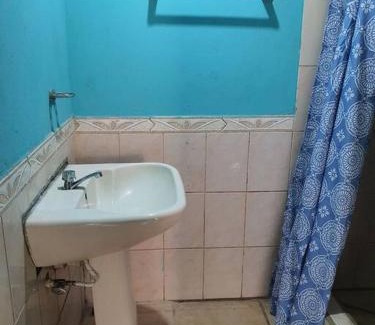 Coxen Hole Apartment | House for 5 with vehicle included in Roatan