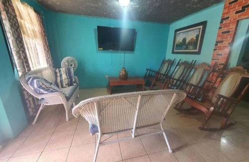 Coxen Hole Apartment | House for 5 with vehicle included in Roatan