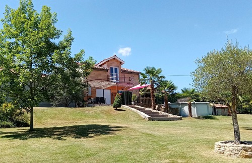 Capdenac House | House for 7 people, its terrace and swimming pool are waiting for you.