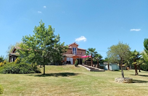 Capdenac House | House for 7 people, its terrace and swimming pool are waiting for you.