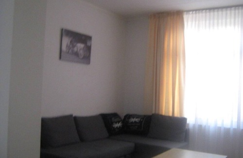 Hommert House | House Hommert 5 large bedrooms- 10 single beds free wifi free parking front door