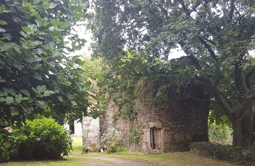 Ploneour-Lanvern House | House in a green setting in Land and Sea