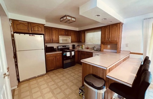 McKnight House | House in a very quiet and safe neighborhood. Very close to stores &gas stations.