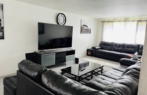 McKnight House | House in a very quiet and safe neighborhood. Very close to stores &gas stations.