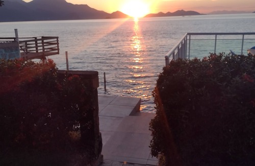 Mangaratiba House | House in front of the sea with a beautiful sunrise, deck for good fishing With WI-FI.