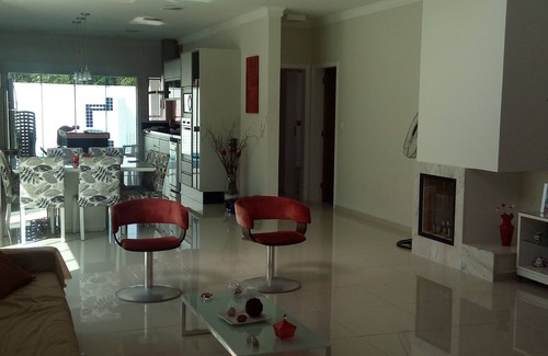 Raul Cury House | House in gated community with full leisure facilities on the seafront, monitored 24 hours a day