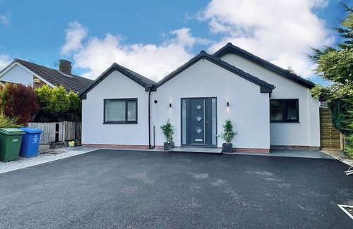 Trafford House | House in Hale With Hot Tub