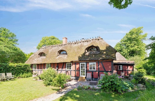 Faldsled Apartment | House in historic & scenic surroundings in Funen
