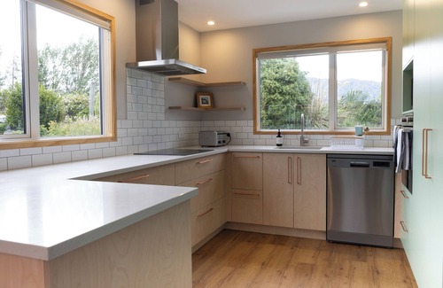 Lake Hawea House | House in Lake Hawea, perfect for couples and families - short walk to the Lake.