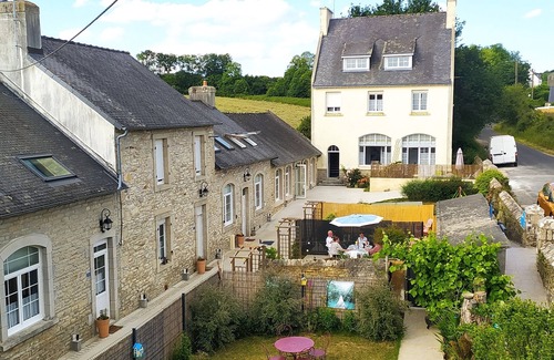 Ploneour-Lanvern House | House in old school 10 minutes from beaches