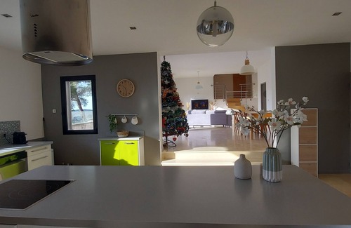 Saint-Chamas House | House in Provence, sleeps 8, with swimming pool and lovely view of pond.
