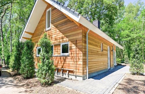 Reutum House | House in Reutum with Jacuzzi & Forest View, cleaning included