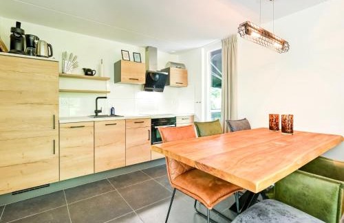 Reutum House | House in Reutum with Jacuzzi & Forest View, cleaning included