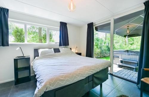 Reutum House | House in Reutum with Jacuzzi & Forest View, cleaning included