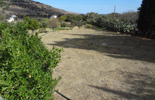 Megas Yialos-Nites House | House in the grass land.
