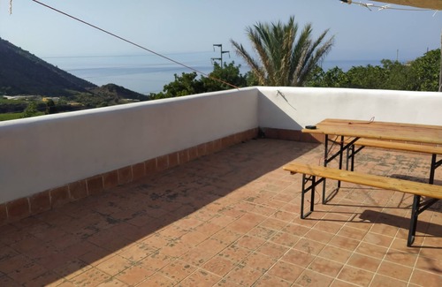 Leni House | House in the hills with vineyard in Salina