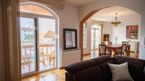 Zaton House | House Isabell