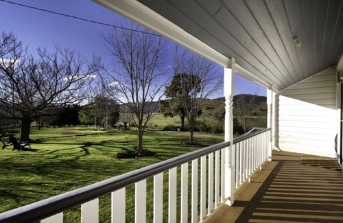 Wee Jasper House | House located on 40 acres overlooking the Goodradigbee River.