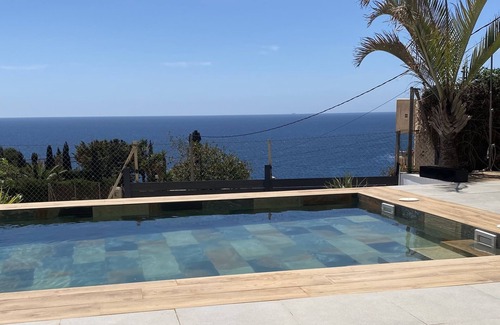 Gualchos House | House located on a cliff in the Mediterranean Sea.