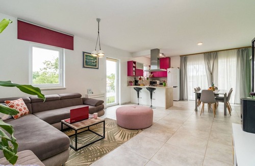 Jakovici Villa | House May in Tinjan for max 9 Pax with pool and garden