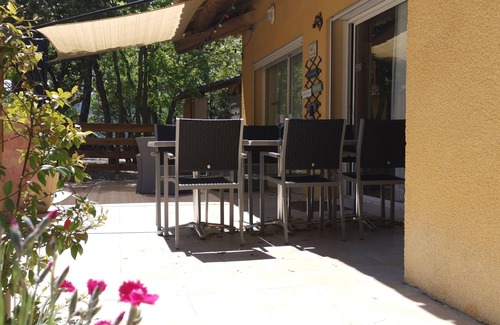 Cabrieres-d'Avignon House | House near L'Isle sur la Sorgue. Pets allowed.