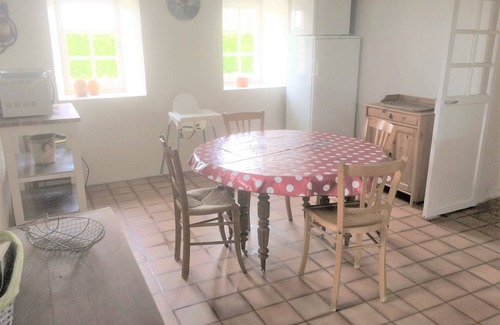 La Remigeasse House | House next to cycle path with large garden and covered play area