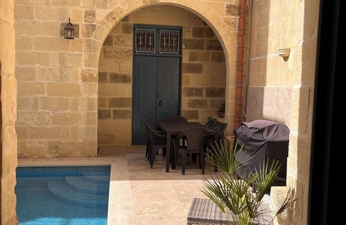 Nadur House | House of character with pool & jacuzzi for 5 persons, central yet quiet location