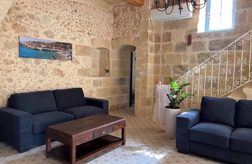 Nadur House | House of character with pool & jacuzzi for 5 persons, central yet quiet location
