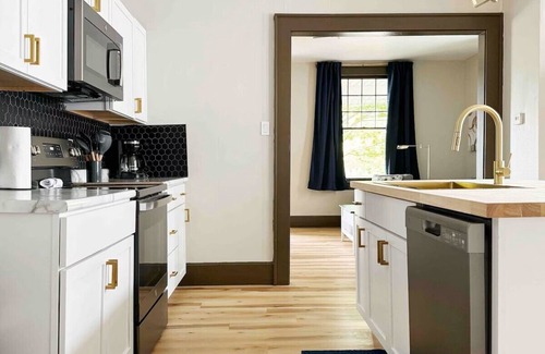 Evansville House | House of Color A/KING 1BD/1BA Apt