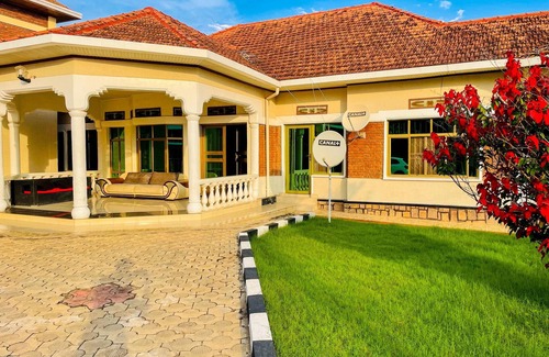 Kigali House | HOUSE OF MEMORIES: 4 bedrooms, 4 beds, 4 bathrooms. Ideal for your holidays