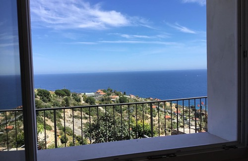 Bordighera Apartment | House of Roses - Sea view, parking, air conditioning, veranda
