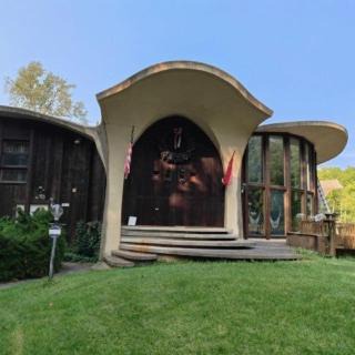 Lansing Bed & Breakfast | HOUSE Of THE FUTURE IN THE WOODS OF WEST LANSING