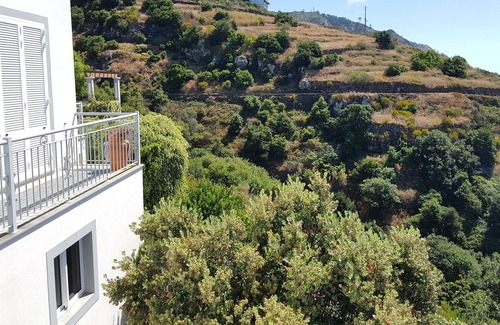 Paul do Mar House | House of the Lion | Family Retreat | Kid's Friendly | Incredible Views | Free WIFI