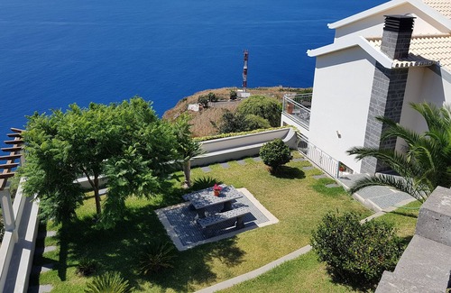 Paul do Mar House | House of the Lion | Family Retreat | Kid's Friendly | Incredible Views | Free WIFI