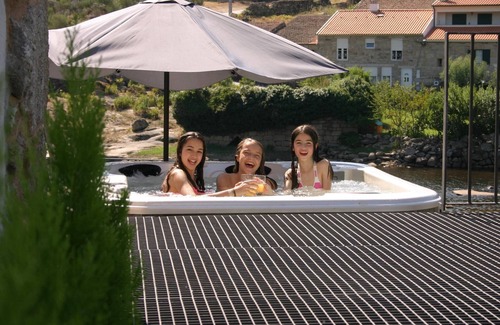 Vila Franca da Serra House | House of the Rivers Guard, on the river