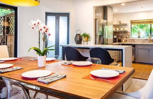 Sonoma House | House on Broadway at the Plaza!