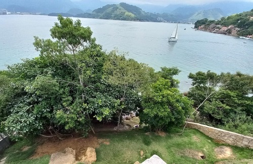 Biscaia Cottage | House on large plot by the sea, in condominium