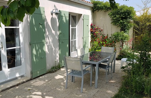 La Flotte House | House on quiet shady plot, near sea, village center and cycle paths