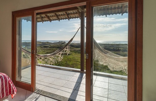 Barra de Ibiraquera House | house on the edge of the beach with spectacular view and large garden