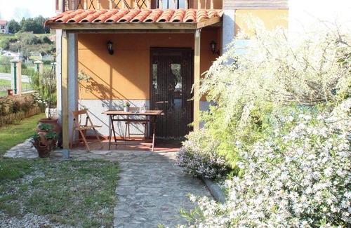 Muros de Nalon House | House on the beach, ideal for families with garden and private parking.