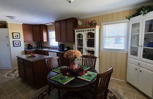 Zebulon House | House on the Hill , 5 beds, 2 baths, 2 living rooms, close to downtown Zebulon
