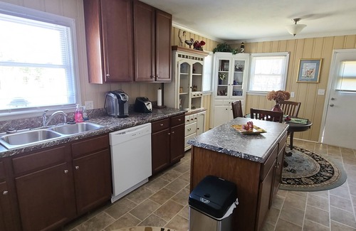 Zebulon House | House on the Hill , 5 beds, 2 baths, 2 living rooms, close to downtown Zebulon