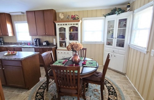 Zebulon House | House on the Hill , 5 beds, 2 baths, 2 living rooms, close to downtown Zebulon