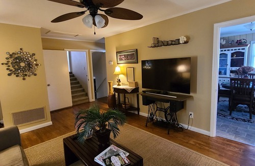 Zebulon House | House on the Hill , 5 beds, 2 baths, 2 living rooms, close to downtown Zebulon