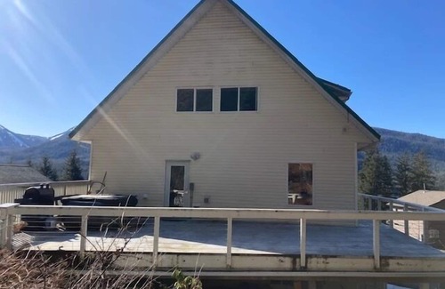 Juneau House | House on the Hill at Kelli Creek - Close to Downtown with King Beds and Stunning Views