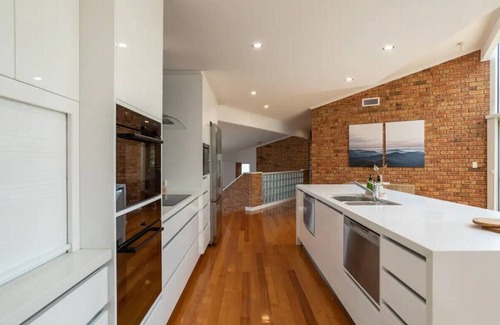 Howrah House | "House on the Hillside" with City Views Sleeps 12.
