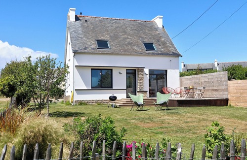 Plogoff House | House on the trails of Pointe du Raz.