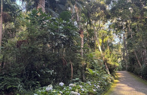 Teresopolis House | House Season Refugio Teresopolis, surrounded by forest, environmental protection area